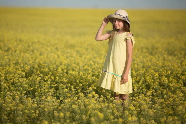 Retrato Uma Bela Adolescente Chapéu Campo Amarelo — Fotografia de Stock