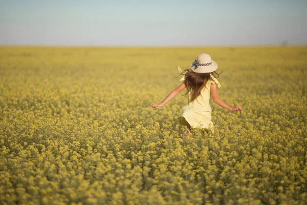 Adolescente Vestido Sombrero Campo Amarillo — Foto de Stock