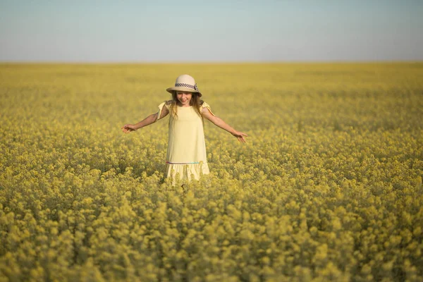 Retrato Uma Bela Adolescente Chapéu Campo Amarelo — Fotografia de Stock