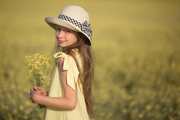 Retrato Una Hermosa Adolescente Sombrero Campo Amarillo — Foto de Stock