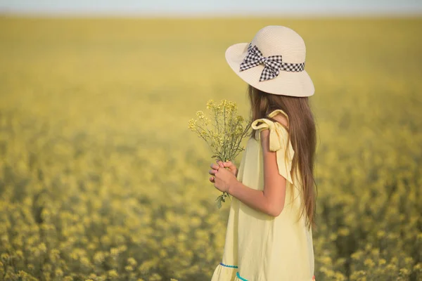 Дівчина Підліток Сукні Капелюсі Жовтому Полі — стокове фото