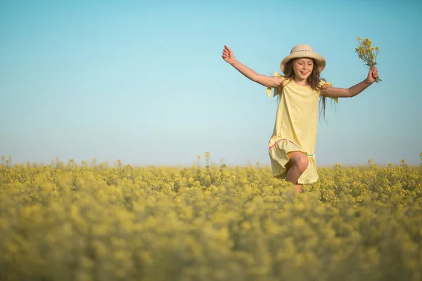 空に対する黄色のフィールドに帽子の美しい10代の女の子の肖像画 — ストック写真
