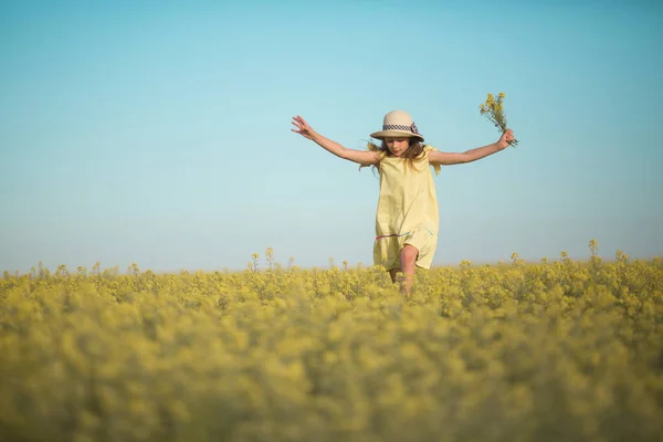 Retrato Una Hermosa Adolescente Sombrero Campo Amarillo Contra Cielo — Foto de Stock