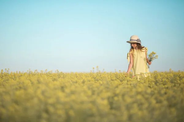 Retrato Uma Bela Adolescente Chapéu Campo Amarelo Contra Céu — Fotografia de Stock