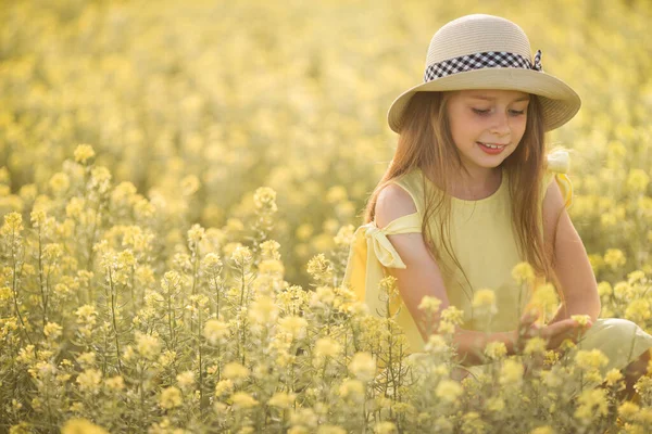 黄色田野里戴着一顶帽子的漂亮少女画像 — 图库照片