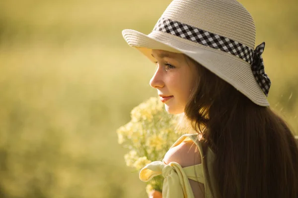黄色の畑に帽子を被った美しい10代の少女の肖像画 — ストック写真