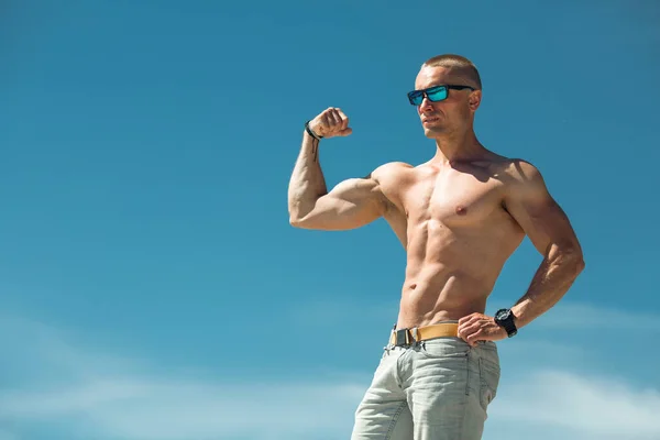 Bello Giovane Uomo Con Muscoli Sfondo Cielo — Foto Stock