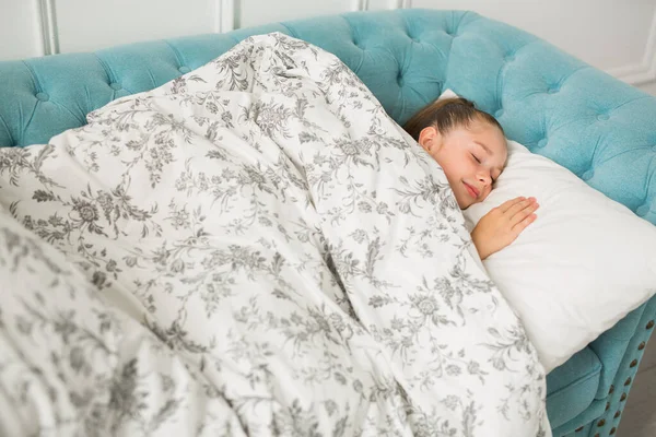 Bella Ragazza Adolescente Una Coperta Trova Cuscino — Foto Stock