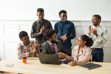 Genç Afrikalı insanlardan oluşan bir ekip.