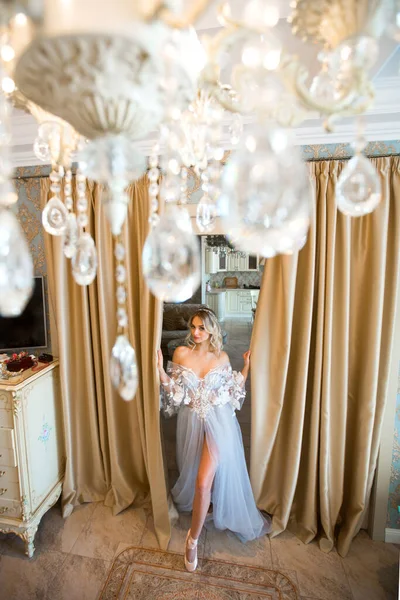 Bela Jovem Mulher Vestido Delicado Com Maquiagem Penteado Casa Interior — Fotografia de Stock