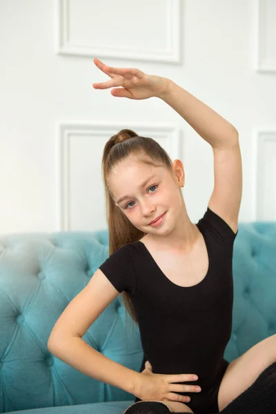 Hermosa Adolescente Haciendo Yoga Sofá —  Fotos de Stock