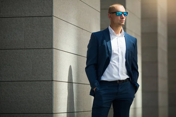 Joven Guapo Traje Verano Paseo Gafas Sol — Foto de Stock