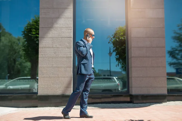 Yazlık Takım Elbiseli Güneş Gözlüklü Elinde Telefon Olan Yakışıklı Bir — Stok fotoğraf