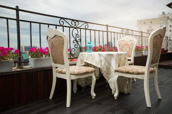 Belle Table Avec Chaises Sur Terrasse — Photo