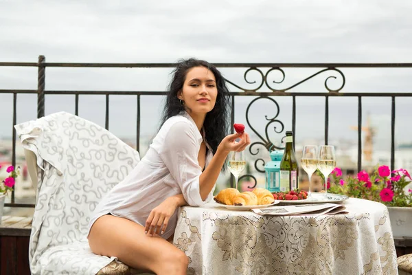 Schöne Junge Frau Weißen Hemd Sitzt Einem Festlichen Tisch Mit — Stockfoto