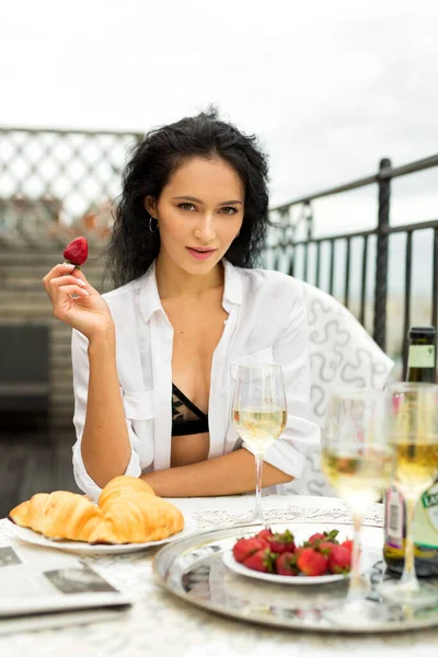 Schöne Junge Frau Weißen Hemd Sitzt Einem Festlichen Tisch Mit — Stockfoto