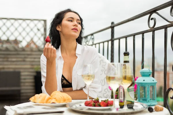 Beautiful Young Woman White Shirt Sits Festive Table Strawberries Hand — Stock Photo, Image