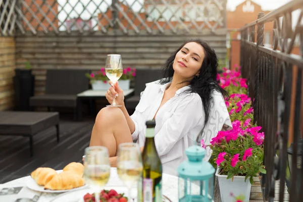 Beautiful Young Woman White Shirt Sits Festive Table Glass Champagne — Stock Photo, Image