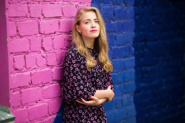 Schöne Junge Frau Der Nähe Einer Hellen Wand — Stockfoto