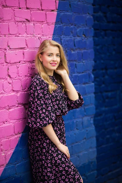 Красива Молода Жінка Біля Яскравої Кольорової Стіни — стокове фото