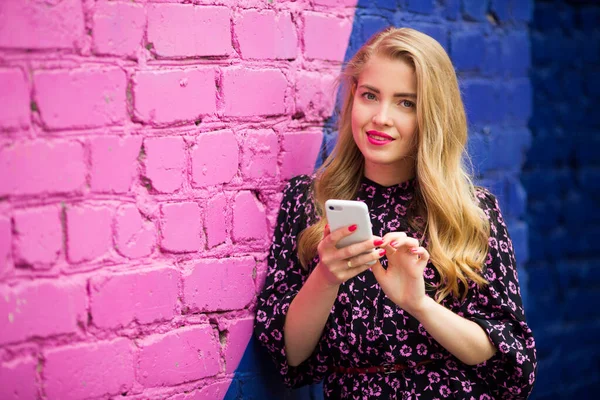Красива Молода Жінка Біля Яскравої Кольорової Стіни Телефоном — стокове фото