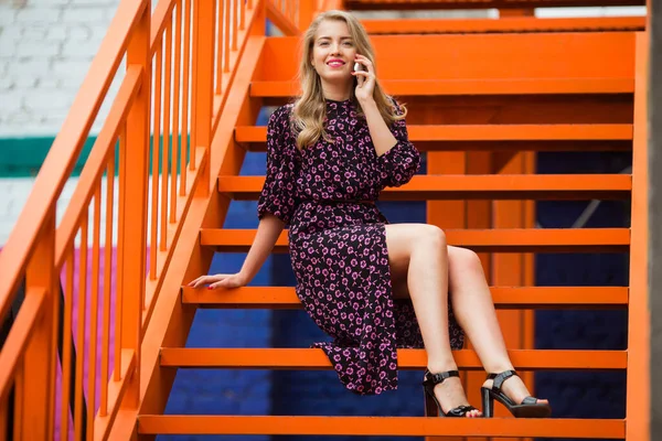 Beautiful Young Woman Dress Bright Orange Staircase Phone — Stock Photo, Image