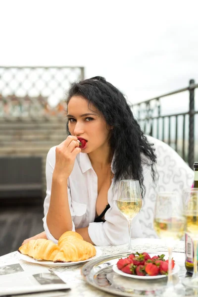 Bela Jovem Mulher Uma Camisa Branca Senta Uma Mesa Festiva Fotografia De Stock