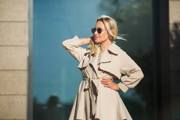 Beautiful Young Woman Coat Sunglasses — Stock Photo, Image