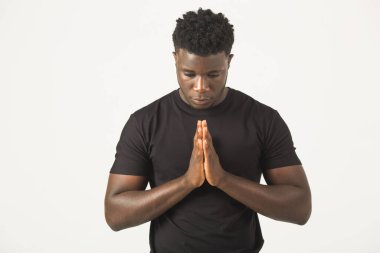 Beyaz arka planda el hareketleriyle yakışıklı, genç Afrikalı bir adam.