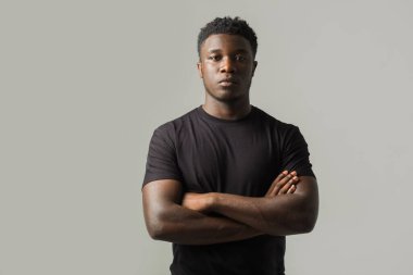  Gri arka plandaki yakışıklı Afrikalı genç adam.