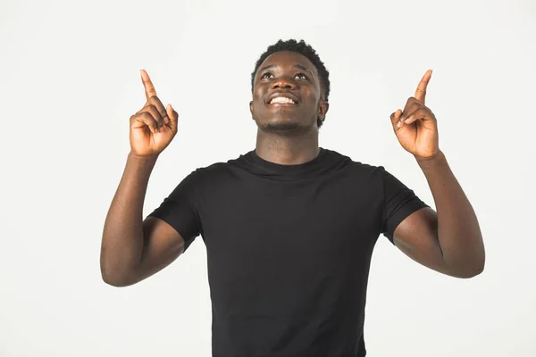 年轻英俊的非洲男子 身穿黑色T恤 背景为白色 带着微笑和手势 — 图库照片