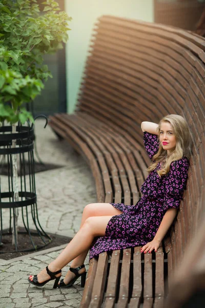 Belle Jeune Femme Avec Maquillage Robe Été Sur Banc — Photo