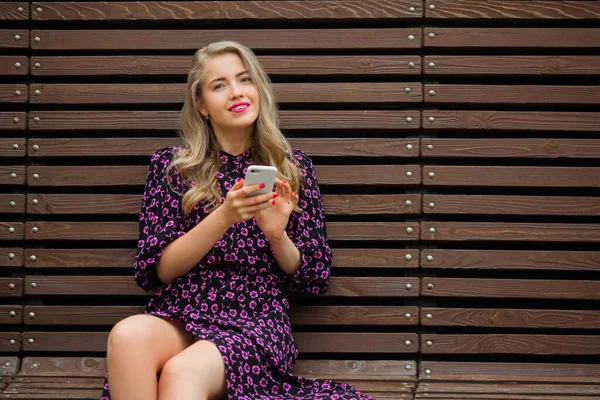 Krásná Mladá Žena Make Letních Šatech Sedí Lavičce Telefonem — Stock fotografie