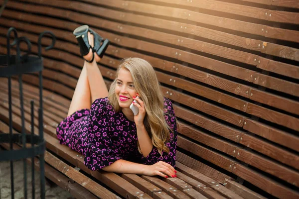 Krásná Mladá Žena Make Upem Letních Šatech Leží Lavičce Telefonem — Stock fotografie