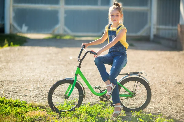 Красивая Девочка Подросток Велосипеде Летом — стоковое фото