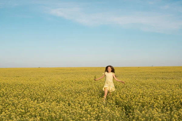 Retrato Uma Adolescente Vestido Amarelo Que Atravessa Campo Verão — Fotografia de Stock