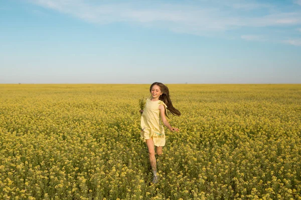 Retrato Una Adolescente Con Vestido Amarillo Corriendo Por Campo Verano — Foto de Stock