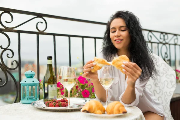 Beautiful Young Female White Shirt Sits Table Has Breakfast Croissants — Stock Photo, Image