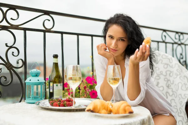 Beautiful Young Female White Shirt Sits Table Has Breakfast Croissants — Stock Photo, Image