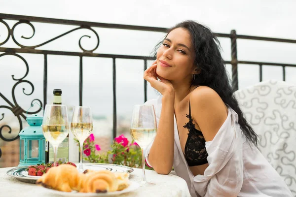 Schöne Junge Frau Weißen Hemd Sitzt Einem Tisch Freien — Stockfoto