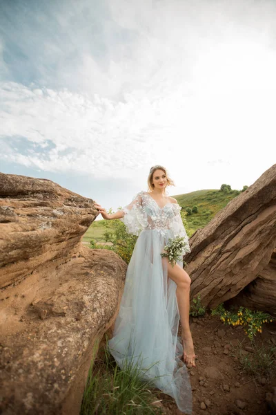 Bela Jovem Fêmea Com Maquiagem Penteado Uma Negligência Casamento Suave — Fotografia de Stock