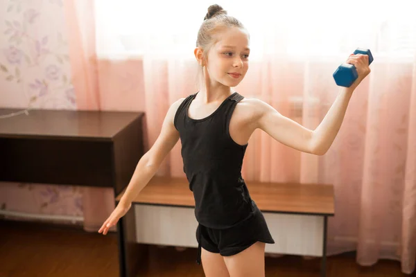 Hermosa Joven Adolescente Ropa Deportiva Dedica Gimnasia Casa Con Pesas — Foto de Stock