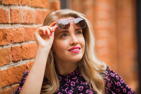 Piękna Młoda Kobieta Makijażem Letniej Sukience Okularach Przeciwsłonecznych Tle Cegły — Zdjęcie stockowe