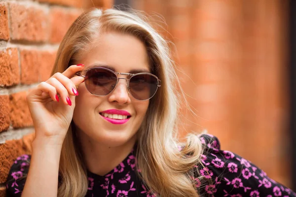 Vacker Ung Kvinna Med Makeup Sommarklänning Solglasögon Tegelvägg Bakgrund — Stockfoto