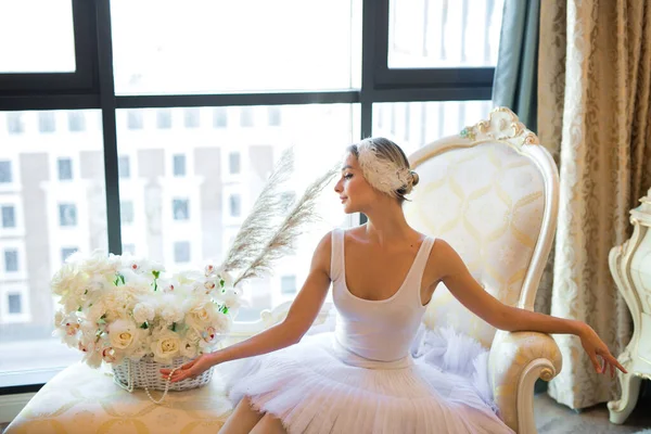 Büyük Bir Buket Beyaz Çiçekle Balerin Kostümlü Güzel Bir Kadın — Stok fotoğraf