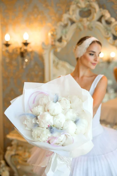 Vacker Ung Kvinna Ballerina Kostym Med Stor Bukett Vita Blommor — Stockfoto