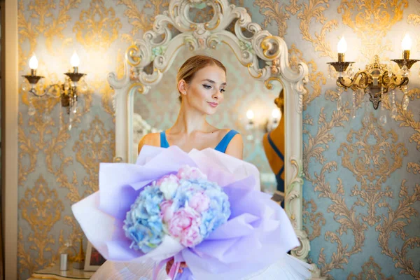 Büyük Bir Buket Mavi Çiçekle Balerin Kostümlü Güzel Bir Kadın — Stok fotoğraf