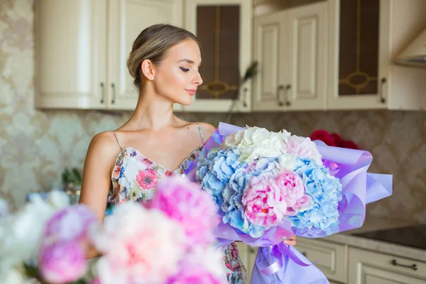 아름다운 여자가 꽃다발을 모은다 — 스톡 사진
