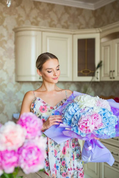 Schöne Junge Frau Sammelt Blumensträuße — Stockfoto