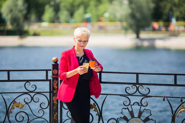 Mooie Oudere Vrouw Met Kort Haar Bril Met Een Telefoon — Stockfoto